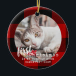 Buffalo Kariert Cat Erstes Foto Keramik Ornament<br><div class="desc">Buffalo Kariert Black and Red Round Personalisiert Cat Foto Ornament mit "First Christmas in meinem ewigen Zuhause" und dem Namen und Jahr Ihrer Katze in einem niedlichen rustikalen und kalligraphischen Signatur Schriftart.</div>