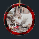 Buffalo Kariert Cat Erstes Foto Keramik Ornament<br><div class="desc">Buffalo Kariert Black and Red Round Personalisiert Cat Foto Ornament mit "First Christmas in meinem ewigen Zuhause" und dem Namen und Jahr Ihrer Katze in einem niedlichen rustikalen und kalligraphischen Signatur Schriftart.</div>