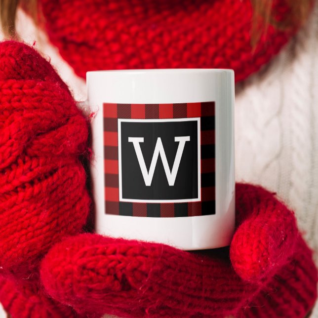 Buffalo Kariert Monogram Holiday Kaffeetasse (Classic Monogram with a buffalo plaid pattern behind it perfect for a holiday gift.)