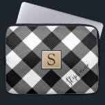 Buffalo Kariert Monogram Script Name Schwarz-weiß Laptopschutzhülle<br><div class="desc">Rustikaler schwarz-weißer Büffel Karo Laptop-Ärmel mit Monogramm auf dem mittelbraunen Quadrat mit weißen und schwarzen Rändern. Personalisieren Sie weiter mit einem Namen oder einem anderen benutzerdefinierten Text in der unteren rechten Ecke eines bearbeitbaren, handgeschriebenen Skript-Schriftartes (oder löschen Sie den Beispieltext, um den Bereich leer verlassen). ÄNDERUNGEN: Ändern Sie den Stil,...</div>