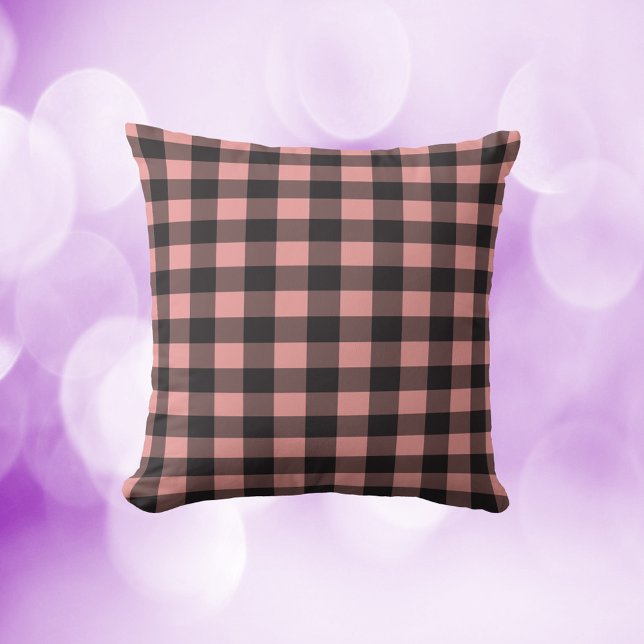 Buffalo Kariertes Muster Rosa und Schwarz Kissen (A pretty throw pillow with a pink and black buffalo plaid pattern)
