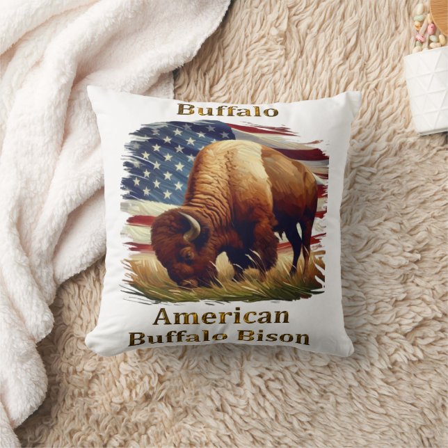 Buffalo Stehend vor amerikanischer Flagge Kissen (Decke)
