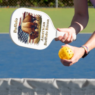 Buffalo Stehend vor amerikanischer Flagge Pickleball Schläger