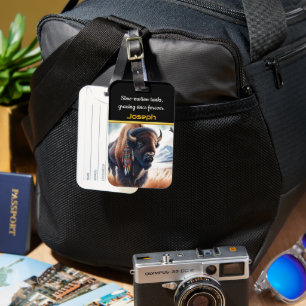 Büffel grasen im Bergtal Gepäckanhänger