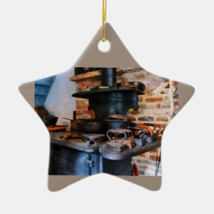 Bügeleisen auf dem Herd erhitzen Keramik Ornament