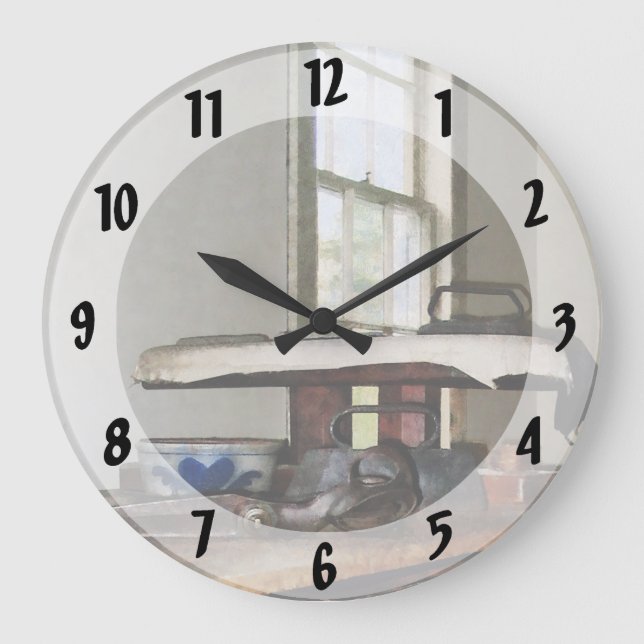 Bügelnder Tag Große Wanduhr (Vorderseite)