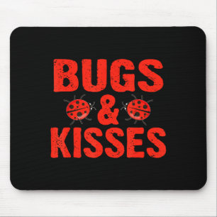 Bugs &amp; Kisses Umarme Marienkäfer Valentinstag  Mousepad