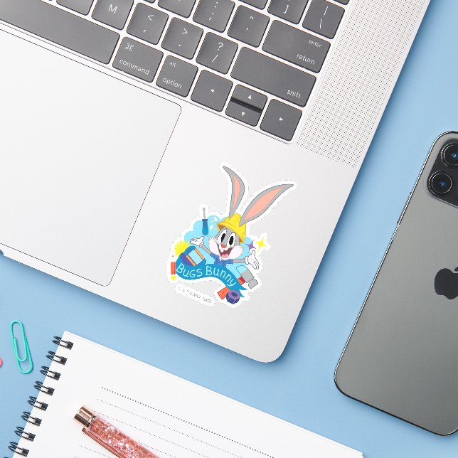 BUGS BUNNY BUILDERS™| BUGS BUNNY™ Character Art Aufkleber (Laptop mit iPhone)