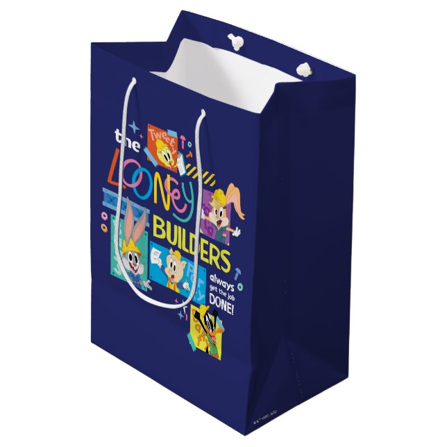 BUGS BUNNY BUILDERS™| The Looney Builders Collage Mittlere Geschenktüte (Vorderseite Schrägansicht)