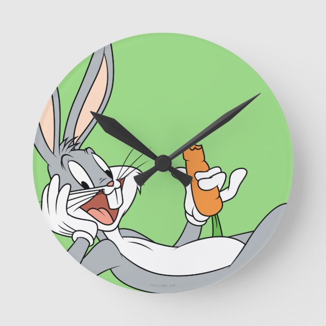 BUGS BUNNY™ Lying Down Ess Karotte Runde Wanduhr (Vorderseite)