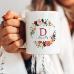Bugundy Fall Floral Custom Monogram Kaffeetasse<br><div class="desc">Das stilvolle Design besticht durch einen blumengeschmückten Kranz mit hübschen rustikalen Rose,  Dahlien,  Blume und Grünpflanzen. Die Herbstpalette ist bordeauxrot,  goldgelb,  pfirsichorange,  rot-rot und grün. Personalisieren Sie Ihre Daten mit dem Namen des Monogramms / Initial oder anderen Text.</div>