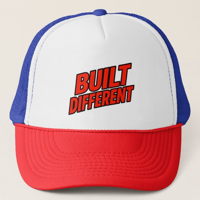 Built Different Trucker Hat – Bold Street Style Truckerkappe (Vorderseite)