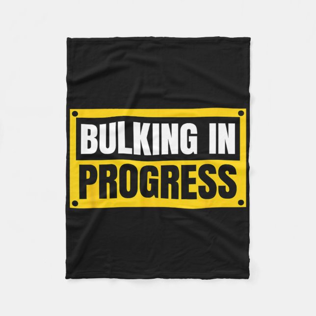 Bulking In Progress Lustiges Gewichtheben Bodybuil Fleecedecke (Vorderseite)