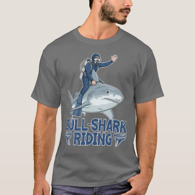 Bull Shark Reiten T-Shirt (Vorderseite)