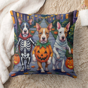 Bull Terrier beim Trick-or-Treaten Halloween-Kostü Kissen