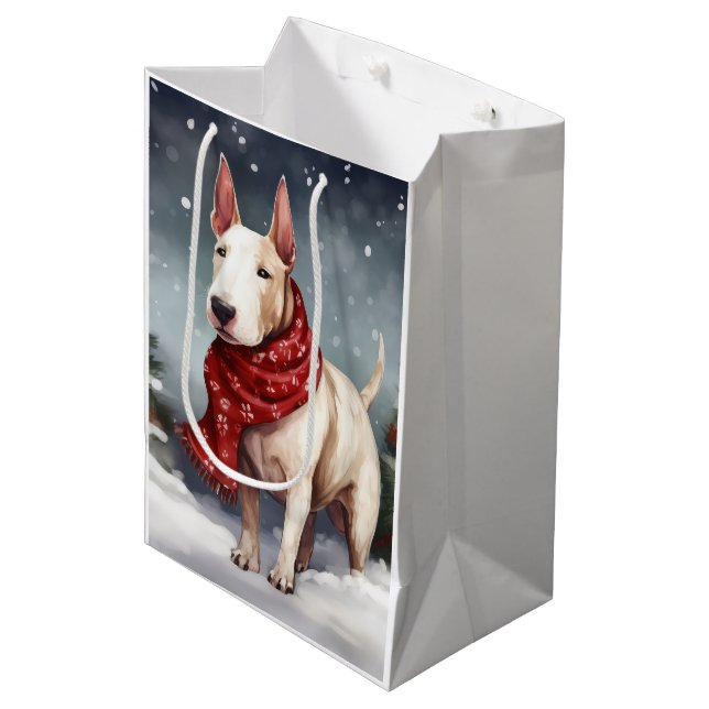 Bull Terrier Dog im Schnee Weihnachten Mittlere Geschenktüte (Vorderseite Schrägansicht)