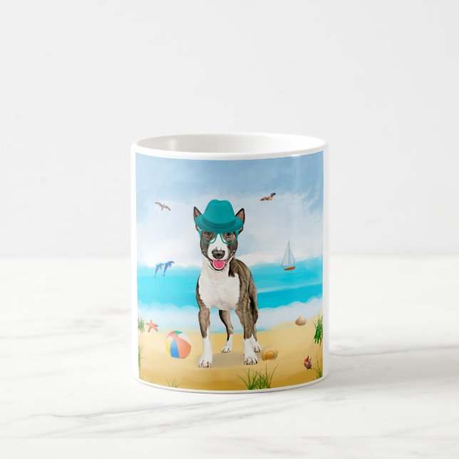 Bull Terrier Dog on Beach Kaffeetasse (Mittel)