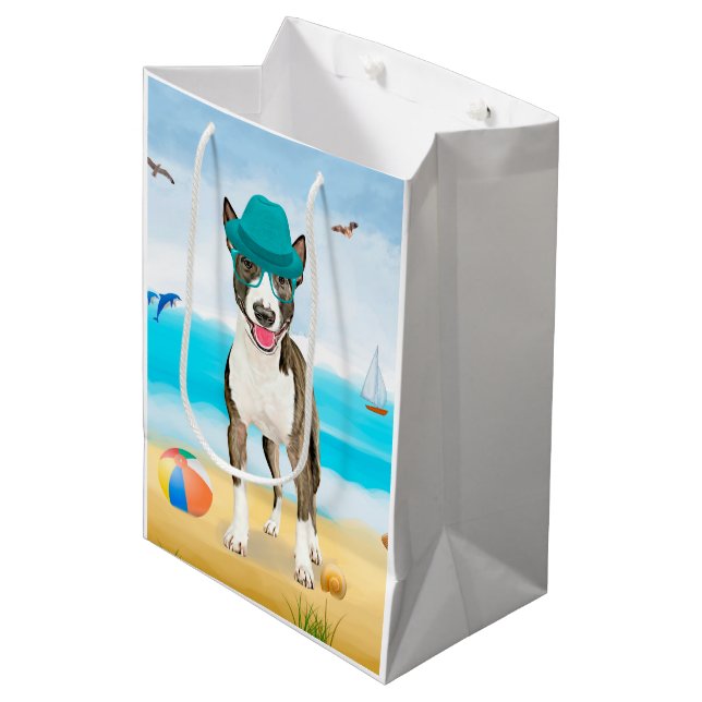 Bull Terrier Dog on Beach Mittlere Geschenktüte (Vorderseite Schrägansicht)
