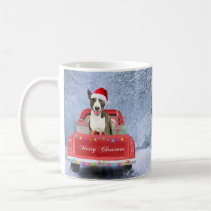 Bull Terrier Hund im Schnee sitzen in Weihnachten Kaffeetasse