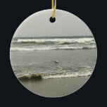 Bullards Beach State Park, Bandon, Oregon Keramik Ornament<br><div class="desc">Am Wochenende des Arbeitstages 2017 erkundeten wir in Bandon,  Oregon,  im Bullards Beach Staat Park. Das Zimmer war geräuchert,  da es in der Nähe von Waldbränden in Süd-Oregon war,  aber es war immer noch ein sehr lustiger Ort zu sehen! Eine Möwe schwebt im flachen Wasser am Ufer.</div>