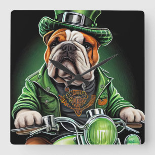Bulldog Autofahrrad St. Patrick's Day Quadratische Wanduhr