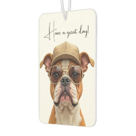Bulldog, der eine Beige-Kappe trägt Autolufterfrischer