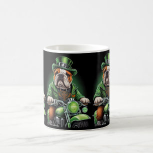 Bulldog fährt Fahrrad am St. Patrick's Day Kaffeetasse