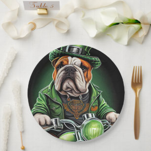Bulldog fährt Fahrrad am St. Patrick's Day Pappteller