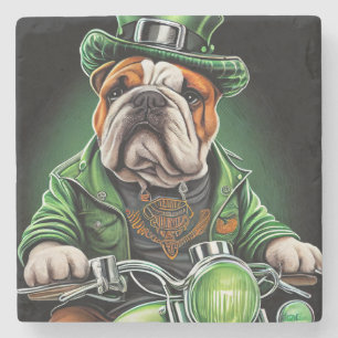 Bulldog fährt Fahrrad am St. Patrick's Day Steinuntersetzer