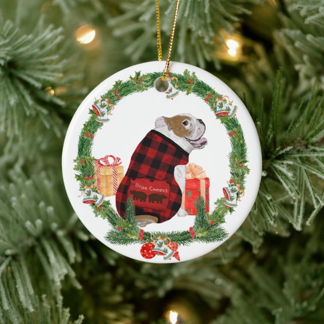 Bulldog im Weihnachtskranz Keramik Ornament (Baum)