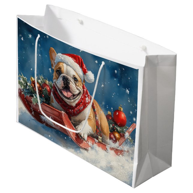 Bulldog in Sledge Lass es Schnee Weihnachten Große Geschenktüte (Vorderseite Schrägansicht)