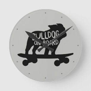 Bulldog on Board Skateboarding Dog Silhouette Runde Wanduhr