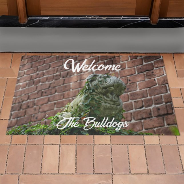 Bulldog Statuengarde Dog Red Brick Willkommen Fußmatte (Von Creator hochgeladen)