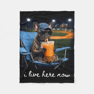 Bulldog trinkt eisgekühlten Kaffee Baseballfeld li Fleecedecke