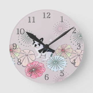 Bulldog und Blume Runde Wanduhr