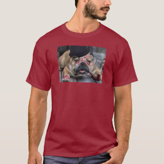 Bulldogge mit Schnurrbart-Pfeife und Derby-Hut T-Shirt