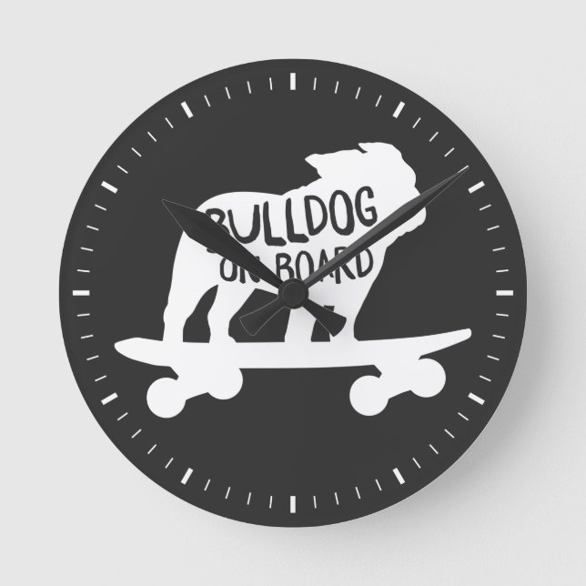 Bulldogge-Skateboard-Bulldogge an Bord Runde Wanduhr (Vorderseite)