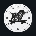 Bulldogge-Skateboard-Bulldogge an Bord Runde Wanduhr<br><div class="desc">Eine originale Wanduhr für Zuhause oder Büro. Ein cooles Geschenk für Bulldog Liebhaber! Karo in Jenn’s Doodle World für noch mehr dekorative Uhren und Hunde züchten thematische Wohngestaltung.</div>