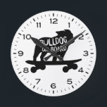 Bulldogge-Skateboard-Bulldogge an Bord Runde Wanduhr<br><div class="desc">Eine originale Wanduhr für Zuhause oder Büro. Ein cooles Geschenk für Bulldog Liebhaber! Karo in Jenn’s Doodle World für noch mehr dekorative Uhren und Hunde züchten thematische Wohngestaltung.</div>