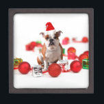 Bulldogge Weihnachtsschmuck Geschenkboxen Rote Wei Kiste<br><div class="desc">Niedlicher Bulldog mit Weihnachtsmannmütze mit Weihnachtsgeschmack und Geschenkboxen.</div>