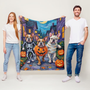 Bulldoggen beim Süßigkeitenbetteln in Halloween-Ko Fleecedecke