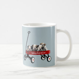 Bulldoggen-Welpen in der Lastwagen-Tasse Tasse
