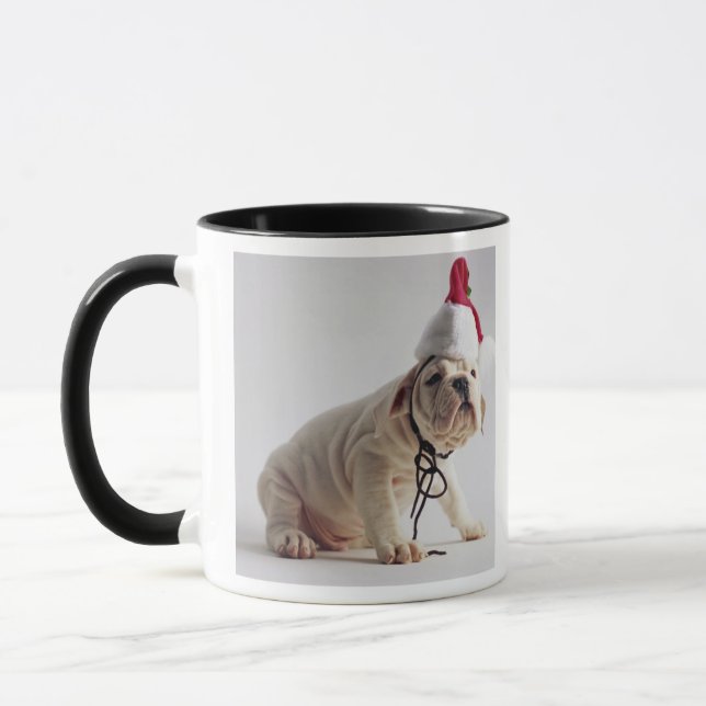 Bulldoggen-Welpen-tragende Weihnachtsmannmütze Tasse (Links)