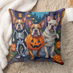 Bulldogs Trick-or-Treating in Halloween-Kostümen Kissen