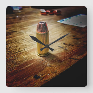 Bullet Clock Quadratische Wanduhr