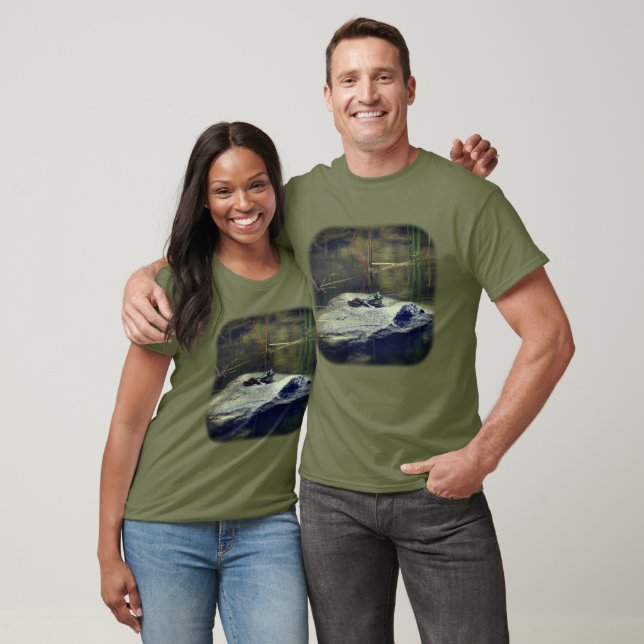 Bullfrog auf Felsen in der Natur des Sees  T-Shirt (Unisex)