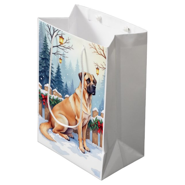 Bullmastiff Winter Forest Holly Christmas Art Mittlere Geschenktüte (Vorderseite Schrägansicht)
