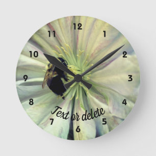 Bumble Bee On Clematis Flower Personalized Runde Wanduhr