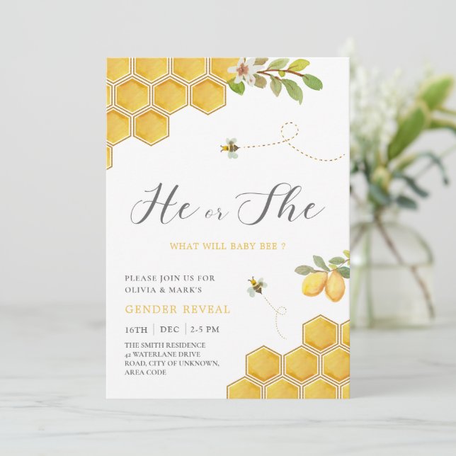 Bumble Bee Yellow Honeycomb Baby Gender Reveal Einladung (Stehend Vorderseite)