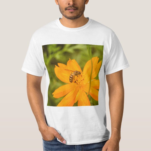 Bumblebee on a Sulfur Cosmos T-Shirt (Vorderseite)